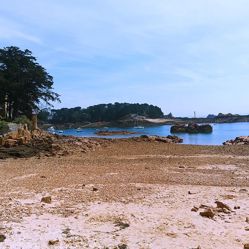 Bord-de-mer-plage-sable-rochet-vue-de-fond-bateaux-500x375